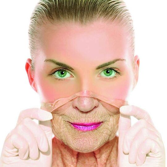 Una mujer en la edad adulta elimina las arrugas faciales con remedios caseros